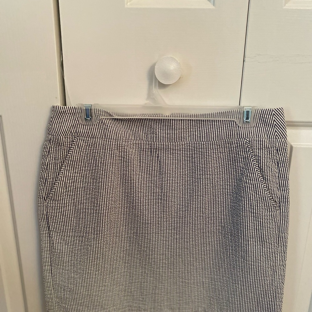 Woman’s summer skirt by Will Smith size 6 in very good condition.